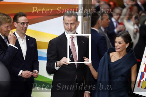 Amsterdam 18 april 2024
Contraprestatie
Koning Felipe en Koningin Letizia bieden het Koninklijk Paar een receptie aan in Museum STRAAT in Amsterdam. Hierbij is ook de Prinses van Oranje aanwezig. Tijdens de receptie openen de Koninklijke Paren een expositie van tien Spaanse en Nederlandse muurschilders. De tentoonstelling is tot en met 2 juni te bezoeken. Na de receptie neemt het Koninklijk Paar afscheid van de Spaanse Koning en Koningin. Aanwezig Koning Felipe Koningin Letizia Koning Willem Alexnader Koningin Maxima Prinses Amalia Prinses Margriet en Mr Pieter v Vollenhoven.
