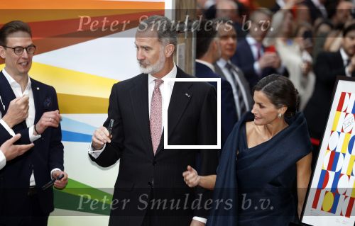 Amsterdam 18 april 2024
Contraprestatie
Koning Felipe en Koningin Letizia bieden het Koninklijk Paar een receptie aan in Museum STRAAT in Amsterdam. Hierbij is ook de Prinses van Oranje aanwezig. Tijdens de receptie openen de Koninklijke Paren een expositie van tien Spaanse en Nederlandse muurschilders. De tentoonstelling is tot en met 2 juni te bezoeken. Na de receptie neemt het Koninklijk Paar afscheid van de Spaanse Koning en Koningin. Aanwezig Koning Felipe Koningin Letizia Koning Willem Alexnader Koningin Maxima Prinses Amalia Prinses Margriet en Mr Pieter v Vollenhoven.