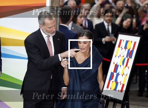 Amsterdam 18 april 2024
Contraprestatie
Koning Felipe en Koningin Letizia bieden het Koninklijk Paar een receptie aan in Museum STRAAT in Amsterdam. Hierbij is ook de Prinses van Oranje aanwezig. Tijdens de receptie openen de Koninklijke Paren een expositie van tien Spaanse en Nederlandse muurschilders. De tentoonstelling is tot en met 2 juni te bezoeken. Na de receptie neemt het Koninklijk Paar afscheid van de Spaanse Koning en Koningin. Aanwezig Koning Felipe Koningin Letizia Koning Willem Alexnader Koningin Maxima Prinses Amalia Prinses Margriet en Mr Pieter v Vollenhoven.