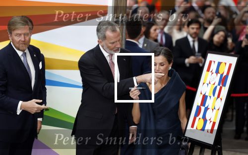 Amsterdam 18 april 2024
Contraprestatie
Koning Felipe en Koningin Letizia bieden het Koninklijk Paar een receptie aan in Museum STRAAT in Amsterdam. Hierbij is ook de Prinses van Oranje aanwezig. Tijdens de receptie openen de Koninklijke Paren een expositie van tien Spaanse en Nederlandse muurschilders. De tentoonstelling is tot en met 2 juni te bezoeken. Na de receptie neemt het Koninklijk Paar afscheid van de Spaanse Koning en Koningin. Aanwezig Koning Felipe Koningin Letizia Koning Willem Alexnader Koningin Maxima Prinses Amalia Prinses Margriet en Mr Pieter v Vollenhoven.