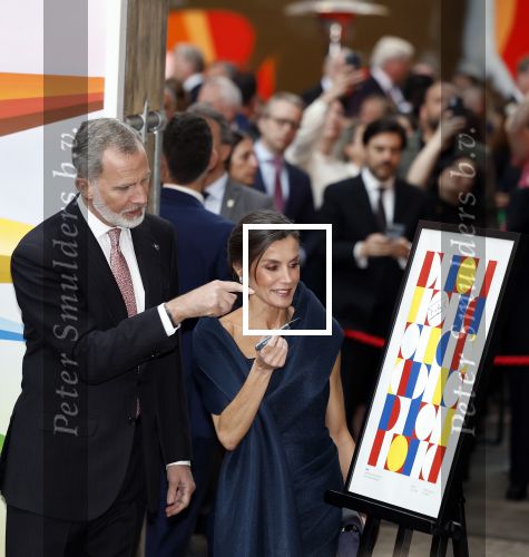 Amsterdam 18 april 2024
Contraprestatie
Koning Felipe en Koningin Letizia bieden het Koninklijk Paar een receptie aan in Museum STRAAT in Amsterdam. Hierbij is ook de Prinses van Oranje aanwezig. Tijdens de receptie openen de Koninklijke Paren een expositie van tien Spaanse en Nederlandse muurschilders. De tentoonstelling is tot en met 2 juni te bezoeken. Na de receptie neemt het Koninklijk Paar afscheid van de Spaanse Koning en Koningin. Aanwezig Koning Felipe Koningin Letizia Koning Willem Alexnader Koningin Maxima Prinses Amalia Prinses Margriet en Mr Pieter v Vollenhoven.