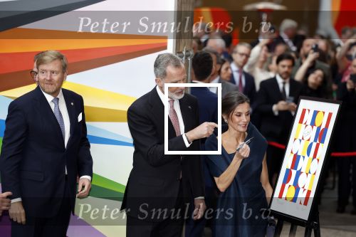 Amsterdam 18 april 2024
Contraprestatie
Koning Felipe en Koningin Letizia bieden het Koninklijk Paar een receptie aan in Museum STRAAT in Amsterdam. Hierbij is ook de Prinses van Oranje aanwezig. Tijdens de receptie openen de Koninklijke Paren een expositie van tien Spaanse en Nederlandse muurschilders. De tentoonstelling is tot en met 2 juni te bezoeken. Na de receptie neemt het Koninklijk Paar afscheid van de Spaanse Koning en Koningin. Aanwezig Koning Felipe Koningin Letizia Koning Willem Alexnader Koningin Maxima Prinses Amalia Prinses Margriet en Mr Pieter v Vollenhoven.