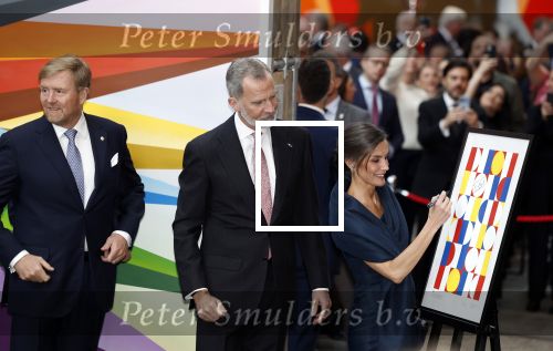 Amsterdam 18 april 2024
Contraprestatie
Koning Felipe en Koningin Letizia bieden het Koninklijk Paar een receptie aan in Museum STRAAT in Amsterdam. Hierbij is ook de Prinses van Oranje aanwezig. Tijdens de receptie openen de Koninklijke Paren een expositie van tien Spaanse en Nederlandse muurschilders. De tentoonstelling is tot en met 2 juni te bezoeken. Na de receptie neemt het Koninklijk Paar afscheid van de Spaanse Koning en Koningin. Aanwezig Koning Felipe Koningin Letizia Koning Willem Alexnader Koningin Maxima Prinses Amalia Prinses Margriet en Mr Pieter v Vollenhoven.