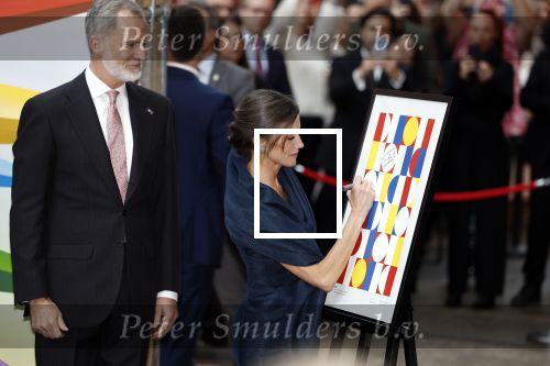 Amsterdam 18 april 2024
Contraprestatie
Koning Felipe en Koningin Letizia bieden het Koninklijk Paar een receptie aan in Museum STRAAT in Amsterdam. Hierbij is ook de Prinses van Oranje aanwezig. Tijdens de receptie openen de Koninklijke Paren een expositie van tien Spaanse en Nederlandse muurschilders. De tentoonstelling is tot en met 2 juni te bezoeken. Na de receptie neemt het Koninklijk Paar afscheid van de Spaanse Koning en Koningin. Aanwezig Koning Felipe Koningin Letizia Koning Willem Alexnader Koningin Maxima Prinses Amalia Prinses Margriet en Mr Pieter v Vollenhoven.