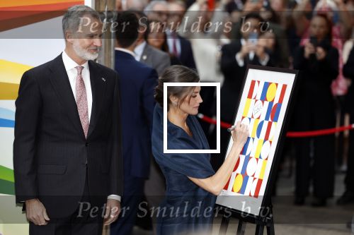 Amsterdam 18 april 2024
Contraprestatie
Koning Felipe en Koningin Letizia bieden het Koninklijk Paar een receptie aan in Museum STRAAT in Amsterdam. Hierbij is ook de Prinses van Oranje aanwezig. Tijdens de receptie openen de Koninklijke Paren een expositie van tien Spaanse en Nederlandse muurschilders. De tentoonstelling is tot en met 2 juni te bezoeken. Na de receptie neemt het Koninklijk Paar afscheid van de Spaanse Koning en Koningin. Aanwezig Koning Felipe Koningin Letizia Koning Willem Alexnader Koningin Maxima Prinses Amalia Prinses Margriet en Mr Pieter v Vollenhoven.