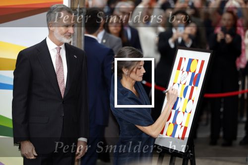 Amsterdam 18 april 2024
Contraprestatie
Koning Felipe en Koningin Letizia bieden het Koninklijk Paar een receptie aan in Museum STRAAT in Amsterdam. Hierbij is ook de Prinses van Oranje aanwezig. Tijdens de receptie openen de Koninklijke Paren een expositie van tien Spaanse en Nederlandse muurschilders. De tentoonstelling is tot en met 2 juni te bezoeken. Na de receptie neemt het Koninklijk Paar afscheid van de Spaanse Koning en Koningin. Aanwezig Koning Felipe Koningin Letizia Koning Willem Alexnader Koningin Maxima Prinses Amalia Prinses Margriet en Mr Pieter v Vollenhoven.