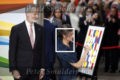 Amsterdam 18 april 2024
Contraprestatie
Koning Felipe en Koningin Letizia bieden het Koninklijk Paar een receptie aan in Museum STRAAT in Amsterdam. Hierbij is ook de Prinses van Oranje aanwezig. Tijdens de receptie openen de Koninklijke Paren een expositie van tien Spaanse en Nederlandse muurschilders. De tentoonstelling is tot en met 2 juni te bezoeken. Na de receptie neemt het Koninklijk Paar afscheid van de Spaanse Koning en Koningin. Aanwezig Koning Felipe Koningin Letizia Koning Willem Alexnader Koningin Maxima Prinses Amalia Prinses Margriet en Mr Pieter v Vollenhoven.
