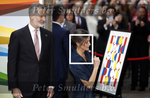 Amsterdam 18 april 2024
Contraprestatie
Koning Felipe en Koningin Letizia bieden het Koninklijk Paar een receptie aan in Museum STRAAT in Amsterdam. Hierbij is ook de Prinses van Oranje aanwezig. Tijdens de receptie openen de Koninklijke Paren een expositie van tien Spaanse en Nederlandse muurschilders. De tentoonstelling is tot en met 2 juni te bezoeken. Na de receptie neemt het Koninklijk Paar afscheid van de Spaanse Koning en Koningin. Aanwezig Koning Felipe Koningin Letizia Koning Willem Alexnader Koningin Maxima Prinses Amalia Prinses Margriet en Mr Pieter v Vollenhoven.