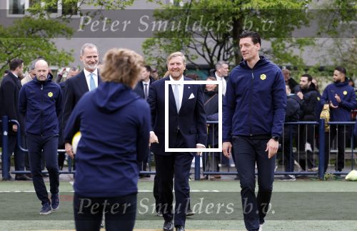 Amsterdam 17 april 2024
Staatsbezoek Nederland - Spanje met Koning Willem Alexander Koningin Maxima Koning Filipe en Koningin Letizia van Spanje aan Nederland . Koning Willem Alexander en Koning Felipe bezoeken Cruyff court in betondorp . oa aanwezig Jordy Cruijff Susila Cruijff Frank Rijkaard en Guus Hiddink.