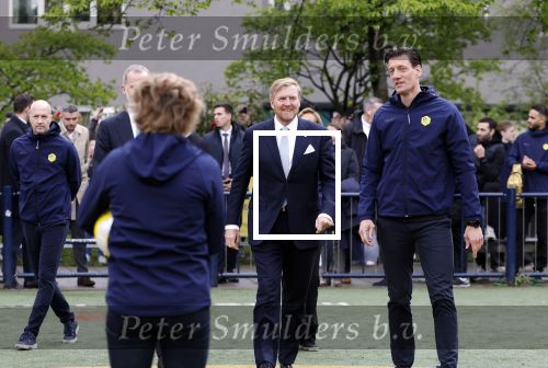 Amsterdam 17 april 2024
Staatsbezoek Nederland - Spanje met Koning Willem Alexander Koningin Maxima Koning Filipe en Koningin Letizia van Spanje aan Nederland . Koning Willem Alexander en Koning Felipe bezoeken Cruyff court in betondorp . oa aanwezig Jordy Cruijff Susila Cruijff Frank Rijkaard en Guus Hiddink.