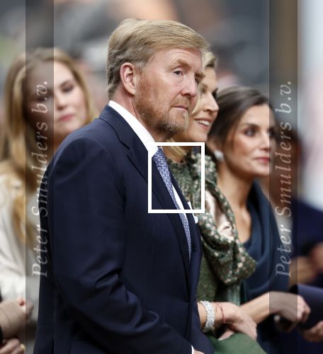 Amsterdam 18 april 2024
Contraprestatie
Koning Felipe en Koningin Letizia bieden het Koninklijk Paar een receptie aan in Museum STRAAT in Amsterdam. Hierbij is ook de Prinses van Oranje aanwezig. Tijdens de receptie openen de Koninklijke Paren een expositie van tien Spaanse en Nederlandse muurschilders. De tentoonstelling is tot en met 2 juni te bezoeken. Na de receptie neemt het Koninklijk Paar afscheid van de Spaanse Koning en Koningin. Aanwezig Koning Felipe Koningin Letizia Koning Willem Alexnader Koningin Maxima Prinses Amalia Prinses Margriet en Mr Pieter v Vollenhoven.