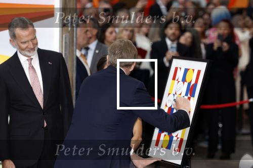Amsterdam 18 april 2024
Contraprestatie
Koning Felipe en Koningin Letizia bieden het Koninklijk Paar een receptie aan in Museum STRAAT in Amsterdam. Hierbij is ook de Prinses van Oranje aanwezig. Tijdens de receptie openen de Koninklijke Paren een expositie van tien Spaanse en Nederlandse muurschilders. De tentoonstelling is tot en met 2 juni te bezoeken. Na de receptie neemt het Koninklijk Paar afscheid van de Spaanse Koning en Koningin. Aanwezig Koning Felipe Koningin Letizia Koning Willem Alexnader Koningin Maxima Prinses Amalia Prinses Margriet en Mr Pieter v Vollenhoven.