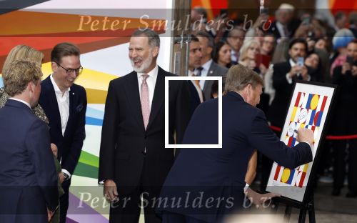 Amsterdam 18 april 2024
Contraprestatie
Koning Felipe en Koningin Letizia bieden het Koninklijk Paar een receptie aan in Museum STRAAT in Amsterdam. Hierbij is ook de Prinses van Oranje aanwezig. Tijdens de receptie openen de Koninklijke Paren een expositie van tien Spaanse en Nederlandse muurschilders. De tentoonstelling is tot en met 2 juni te bezoeken. Na de receptie neemt het Koninklijk Paar afscheid van de Spaanse Koning en Koningin. Aanwezig Koning Felipe Koningin Letizia Koning Willem Alexnader Koningin Maxima Prinses Amalia Prinses Margriet en Mr Pieter v Vollenhoven.