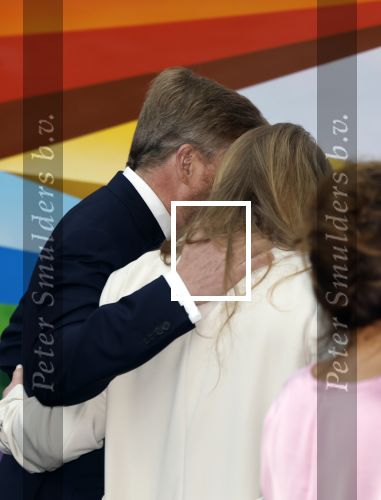 Amsterdam 18 april 2024
Contraprestatie
Koning Felipe en Koningin Letizia bieden het Koninklijk Paar een receptie aan in Museum STRAAT in Amsterdam. Hierbij is ook de Prinses van Oranje aanwezig. Tijdens de receptie openen de Koninklijke Paren een expositie van tien Spaanse en Nederlandse muurschilders. De tentoonstelling is tot en met 2 juni te bezoeken. Na de receptie neemt het Koninklijk Paar afscheid van de Spaanse Koning en Koningin. Aanwezig Koning Felipe Koningin Letizia Koning Willem Alexnader Koningin Maxima Prinses Amalia Prinses Margriet en Mr Pieter v Vollenhoven.