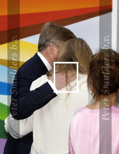 Amsterdam 18 april 2024
Contraprestatie
Koning Felipe en Koningin Letizia bieden het Koninklijk Paar een receptie aan in Museum STRAAT in Amsterdam. Hierbij is ook de Prinses van Oranje aanwezig. Tijdens de receptie openen de Koninklijke Paren een expositie van tien Spaanse en Nederlandse muurschilders. De tentoonstelling is tot en met 2 juni te bezoeken. Na de receptie neemt het Koninklijk Paar afscheid van de Spaanse Koning en Koningin. Aanwezig Koning Felipe Koningin Letizia Koning Willem Alexnader Koningin Maxima Prinses Amalia Prinses Margriet en Mr Pieter v Vollenhoven.