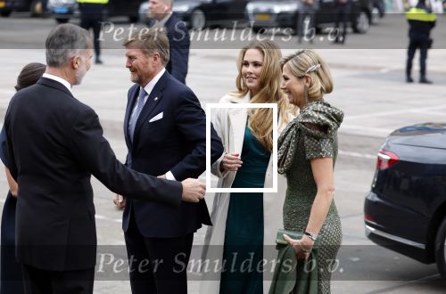 Amsterdam 18 april 2024
Contraprestatie
Koning Felipe en Koningin Letizia bieden het Koninklijk Paar een receptie aan in Museum STRAAT in Amsterdam. Hierbij is ook de Prinses van Oranje aanwezig. Tijdens de receptie openen de Koninklijke Paren een expositie van tien Spaanse en Nederlandse muurschilders. De tentoonstelling is tot en met 2 juni te bezoeken. Na de receptie neemt het Koninklijk Paar afscheid van de Spaanse Koning en Koningin. Aanwezig Koning Felipe Koningin Letizia Koning Willem Alexnader Koningin Maxima Prinses Amalia Prinses Margriet en Mr Pieter v Vollenhoven.