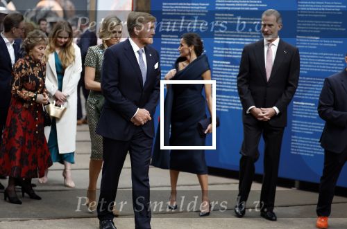 Amsterdam 18 april 2024
Contraprestatie
Koning Felipe en Koningin Letizia bieden het Koninklijk Paar een receptie aan in Museum STRAAT in Amsterdam. Hierbij is ook de Prinses van Oranje aanwezig. Tijdens de receptie openen de Koninklijke Paren een expositie van tien Spaanse en Nederlandse muurschilders. De tentoonstelling is tot en met 2 juni te bezoeken. Na de receptie neemt het Koninklijk Paar afscheid van de Spaanse Koning en Koningin. Aanwezig Koning Felipe Koningin Letizia Koning Willem Alexnader Koningin Maxima Prinses Amalia Prinses Margriet en Mr Pieter v Vollenhoven.