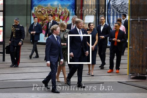 Amsterdam 18 april 2024
Contraprestatie
Koning Felipe en Koningin Letizia bieden het Koninklijk Paar een receptie aan in Museum STRAAT in Amsterdam. Hierbij is ook de Prinses van Oranje aanwezig. Tijdens de receptie openen de Koninklijke Paren een expositie van tien Spaanse en Nederlandse muurschilders. De tentoonstelling is tot en met 2 juni te bezoeken. Na de receptie neemt het Koninklijk Paar afscheid van de Spaanse Koning en Koningin. Aanwezig Koning Felipe Koningin Letizia Koning Willem Alexnader Koningin Maxima Prinses Amalia Prinses Margriet en Mr Pieter v Vollenhoven.