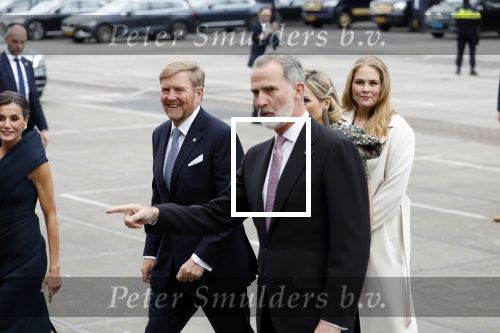 Amsterdam 18 april 2024
Contraprestatie
Koning Felipe en Koningin Letizia bieden het Koninklijk Paar een receptie aan in Museum STRAAT in Amsterdam. Hierbij is ook de Prinses van Oranje aanwezig. Tijdens de receptie openen de Koninklijke Paren een expositie van tien Spaanse en Nederlandse muurschilders. De tentoonstelling is tot en met 2 juni te bezoeken. Na de receptie neemt het Koninklijk Paar afscheid van de Spaanse Koning en Koningin. Aanwezig Koning Felipe Koningin Letizia Koning Willem Alexnader Koningin Maxima Prinses Amalia Prinses Margriet en Mr Pieter v Vollenhoven.