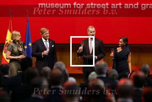 Amsterdam 18 april 2024
Contraprestatie
Koning Felipe en Koningin Letizia bieden het Koninklijk Paar een receptie aan in Museum STRAAT in Amsterdam. Hierbij is ook de Prinses van Oranje aanwezig. Tijdens de receptie openen de Koninklijke Paren een expositie van tien Spaanse en Nederlandse muurschilders. De tentoonstelling is tot en met 2 juni te bezoeken. Na de receptie neemt het Koninklijk Paar afscheid van de Spaanse Koning en Koningin. Aanwezig Koning Felipe Koningin Letizia Koning Willem Alexnader Koningin Maxima Prinses Amalia Prinses Margriet en Mr Pieter v Vollenhoven.