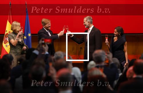 Amsterdam 18 april 2024
Contraprestatie
Koning Felipe en Koningin Letizia bieden het Koninklijk Paar een receptie aan in Museum STRAAT in Amsterdam. Hierbij is ook de Prinses van Oranje aanwezig. Tijdens de receptie openen de Koninklijke Paren een expositie van tien Spaanse en Nederlandse muurschilders. De tentoonstelling is tot en met 2 juni te bezoeken. Na de receptie neemt het Koninklijk Paar afscheid van de Spaanse Koning en Koningin. Aanwezig Koning Felipe Koningin Letizia Koning Willem Alexnader Koningin Maxima Prinses Amalia Prinses Margriet en Mr Pieter v Vollenhoven.