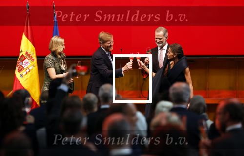 Amsterdam 18 april 2024
Contraprestatie
Koning Felipe en Koningin Letizia bieden het Koninklijk Paar een receptie aan in Museum STRAAT in Amsterdam. Hierbij is ook de Prinses van Oranje aanwezig. Tijdens de receptie openen de Koninklijke Paren een expositie van tien Spaanse en Nederlandse muurschilders. De tentoonstelling is tot en met 2 juni te bezoeken. Na de receptie neemt het Koninklijk Paar afscheid van de Spaanse Koning en Koningin. Aanwezig Koning Felipe Koningin Letizia Koning Willem Alexnader Koningin Maxima Prinses Amalia Prinses Margriet en Mr Pieter v Vollenhoven.