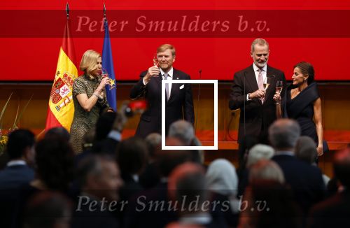 Amsterdam 18 april 2024
Contraprestatie
Koning Felipe en Koningin Letizia bieden het Koninklijk Paar een receptie aan in Museum STRAAT in Amsterdam. Hierbij is ook de Prinses van Oranje aanwezig. Tijdens de receptie openen de Koninklijke Paren een expositie van tien Spaanse en Nederlandse muurschilders. De tentoonstelling is tot en met 2 juni te bezoeken. Na de receptie neemt het Koninklijk Paar afscheid van de Spaanse Koning en Koningin. Aanwezig Koning Felipe Koningin Letizia Koning Willem Alexnader Koningin Maxima Prinses Amalia Prinses Margriet en Mr Pieter v Vollenhoven.