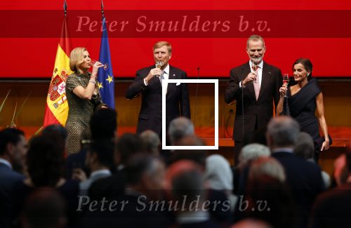 Amsterdam 18 april 2024
Contraprestatie
Koning Felipe en Koningin Letizia bieden het Koninklijk Paar een receptie aan in Museum STRAAT in Amsterdam. Hierbij is ook de Prinses van Oranje aanwezig. Tijdens de receptie openen de Koninklijke Paren een expositie van tien Spaanse en Nederlandse muurschilders. De tentoonstelling is tot en met 2 juni te bezoeken. Na de receptie neemt het Koninklijk Paar afscheid van de Spaanse Koning en Koningin. Aanwezig Koning Felipe Koningin Letizia Koning Willem Alexnader Koningin Maxima Prinses Amalia Prinses Margriet en Mr Pieter v Vollenhoven.