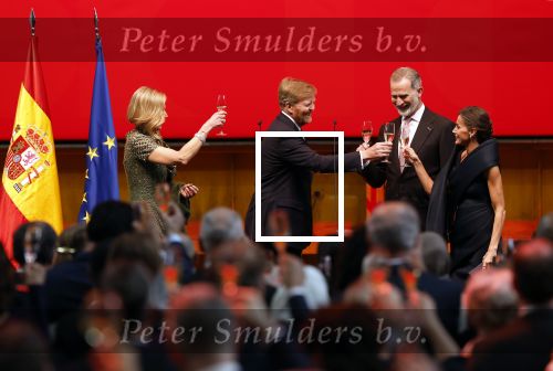 Amsterdam 18 april 2024
Contraprestatie
Koning Felipe en Koningin Letizia bieden het Koninklijk Paar een receptie aan in Museum STRAAT in Amsterdam. Hierbij is ook de Prinses van Oranje aanwezig. Tijdens de receptie openen de Koninklijke Paren een expositie van tien Spaanse en Nederlandse muurschilders. De tentoonstelling is tot en met 2 juni te bezoeken. Na de receptie neemt het Koninklijk Paar afscheid van de Spaanse Koning en Koningin. Aanwezig Koning Felipe Koningin Letizia Koning Willem Alexnader Koningin Maxima Prinses Amalia Prinses Margriet en Mr Pieter v Vollenhoven.