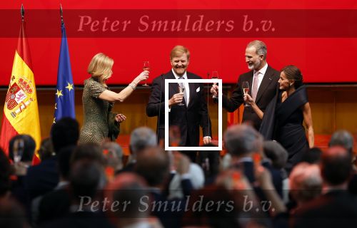 Amsterdam 18 april 2024
Contraprestatie
Koning Felipe en Koningin Letizia bieden het Koninklijk Paar een receptie aan in Museum STRAAT in Amsterdam. Hierbij is ook de Prinses van Oranje aanwezig. Tijdens de receptie openen de Koninklijke Paren een expositie van tien Spaanse en Nederlandse muurschilders. De tentoonstelling is tot en met 2 juni te bezoeken. Na de receptie neemt het Koninklijk Paar afscheid van de Spaanse Koning en Koningin. Aanwezig Koning Felipe Koningin Letizia Koning Willem Alexnader Koningin Maxima Prinses Amalia Prinses Margriet en Mr Pieter v Vollenhoven.