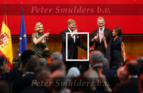 Amsterdam 18 april 2024
Contraprestatie
Koning Felipe en Koningin Letizia bieden het Koninklijk Paar een receptie aan in Museum STRAAT in Amsterdam. Hierbij is ook de Prinses van Oranje aanwezig. Tijdens de receptie openen de Koninklijke Paren een expositie van tien Spaanse en Nederlandse muurschilders. De tentoonstelling is tot en met 2 juni te bezoeken. Na de receptie neemt het Koninklijk Paar afscheid van de Spaanse Koning en Koningin. Aanwezig Koning Felipe Koningin Letizia Koning Willem Alexnader Koningin Maxima Prinses Amalia Prinses Margriet en Mr Pieter v Vollenhoven.
