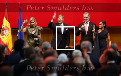 Amsterdam 18 april 2024
Contraprestatie
Koning Felipe en Koningin Letizia bieden het Koninklijk Paar een receptie aan in Museum STRAAT in Amsterdam. Hierbij is ook de Prinses van Oranje aanwezig. Tijdens de receptie openen de Koninklijke Paren een expositie van tien Spaanse en Nederlandse muurschilders. De tentoonstelling is tot en met 2 juni te bezoeken. Na de receptie neemt het Koninklijk Paar afscheid van de Spaanse Koning en Koningin. Aanwezig Koning Felipe Koningin Letizia Koning Willem Alexnader Koningin Maxima Prinses Amalia Prinses Margriet en Mr Pieter v Vollenhoven.