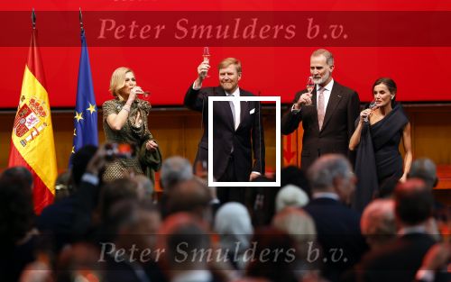 Amsterdam 18 april 2024
Contraprestatie
Koning Felipe en Koningin Letizia bieden het Koninklijk Paar een receptie aan in Museum STRAAT in Amsterdam. Hierbij is ook de Prinses van Oranje aanwezig. Tijdens de receptie openen de Koninklijke Paren een expositie van tien Spaanse en Nederlandse muurschilders. De tentoonstelling is tot en met 2 juni te bezoeken. Na de receptie neemt het Koninklijk Paar afscheid van de Spaanse Koning en Koningin. Aanwezig Koning Felipe Koningin Letizia Koning Willem Alexnader Koningin Maxima Prinses Amalia Prinses Margriet en Mr Pieter v Vollenhoven.