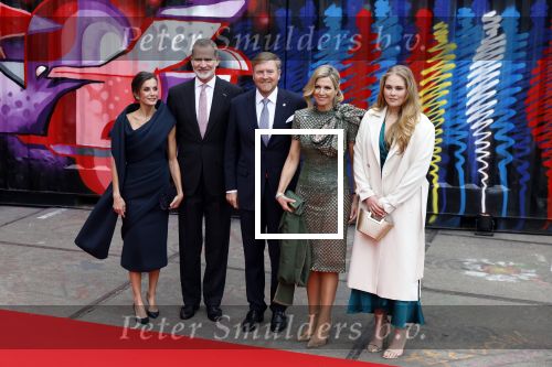 Amsterdam 18 april 2024
Contraprestatie
Koning Felipe en Koningin Letizia bieden het Koninklijk Paar een receptie aan in Museum STRAAT in Amsterdam. Hierbij is ook de Prinses van Oranje aanwezig. Tijdens de receptie openen de Koninklijke Paren een expositie van tien Spaanse en Nederlandse muurschilders. De tentoonstelling is tot en met 2 juni te bezoeken. Na de receptie neemt het Koninklijk Paar afscheid van de Spaanse Koning en Koningin. Aanwezig Koning Felipe Koningin Letizia Koning Willem Alexnader Koningin Maxima Prinses Amalia Prinses Margriet en Mr Pieter v Vollenhoven.