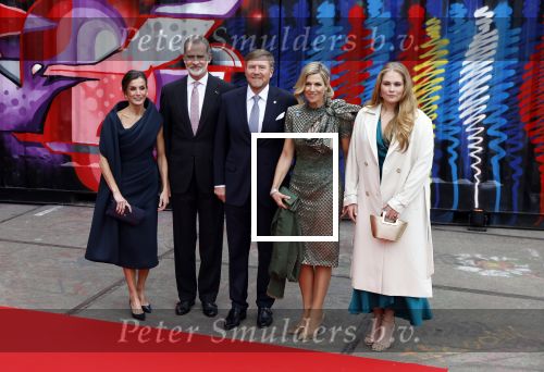 Amsterdam 18 april 2024
Contraprestatie
Koning Felipe en Koningin Letizia bieden het Koninklijk Paar een receptie aan in Museum STRAAT in Amsterdam. Hierbij is ook de Prinses van Oranje aanwezig. Tijdens de receptie openen de Koninklijke Paren een expositie van tien Spaanse en Nederlandse muurschilders. De tentoonstelling is tot en met 2 juni te bezoeken. Na de receptie neemt het Koninklijk Paar afscheid van de Spaanse Koning en Koningin. Aanwezig Koning Felipe Koningin Letizia Koning Willem Alexnader Koningin Maxima Prinses Amalia Prinses Margriet en Mr Pieter v Vollenhoven.