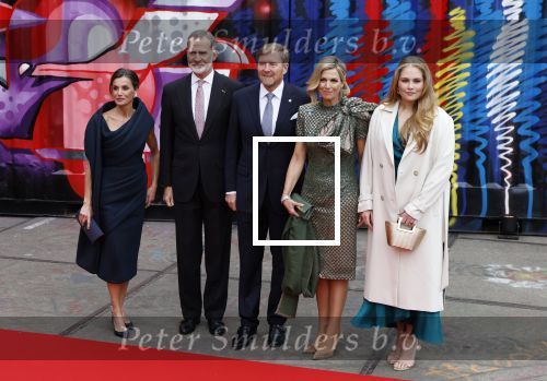 Amsterdam 18 april 2024
Contraprestatie
Koning Felipe en Koningin Letizia bieden het Koninklijk Paar een receptie aan in Museum STRAAT in Amsterdam. Hierbij is ook de Prinses van Oranje aanwezig. Tijdens de receptie openen de Koninklijke Paren een expositie van tien Spaanse en Nederlandse muurschilders. De tentoonstelling is tot en met 2 juni te bezoeken. Na de receptie neemt het Koninklijk Paar afscheid van de Spaanse Koning en Koningin. Aanwezig Koning Felipe Koningin Letizia Koning Willem Alexnader Koningin Maxima Prinses Amalia Prinses Margriet en Mr Pieter v Vollenhoven.