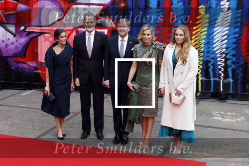 Amsterdam 18 april 2024
Contraprestatie
Koning Felipe en Koningin Letizia bieden het Koninklijk Paar een receptie aan in Museum STRAAT in Amsterdam. Hierbij is ook de Prinses van Oranje aanwezig. Tijdens de receptie openen de Koninklijke Paren een expositie van tien Spaanse en Nederlandse muurschilders. De tentoonstelling is tot en met 2 juni te bezoeken. Na de receptie neemt het Koninklijk Paar afscheid van de Spaanse Koning en Koningin. Aanwezig Koning Felipe Koningin Letizia Koning Willem Alexnader Koningin Maxima Prinses Amalia Prinses Margriet en Mr Pieter v Vollenhoven.
