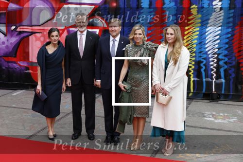 Amsterdam 18 april 2024
Contraprestatie
Koning Felipe en Koningin Letizia bieden het Koninklijk Paar een receptie aan in Museum STRAAT in Amsterdam. Hierbij is ook de Prinses van Oranje aanwezig. Tijdens de receptie openen de Koninklijke Paren een expositie van tien Spaanse en Nederlandse muurschilders. De tentoonstelling is tot en met 2 juni te bezoeken. Na de receptie neemt het Koninklijk Paar afscheid van de Spaanse Koning en Koningin. Aanwezig Koning Felipe Koningin Letizia Koning Willem Alexnader Koningin Maxima Prinses Amalia Prinses Margriet en Mr Pieter v Vollenhoven.