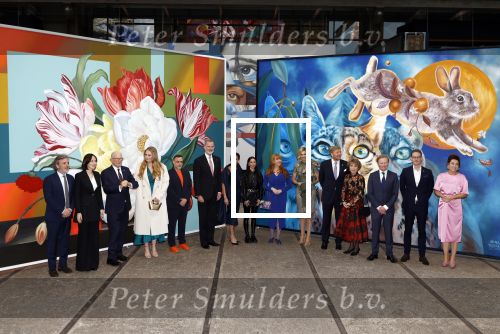 Amsterdam 18 april 2024
Contraprestatie
Koning Felipe en Koningin Letizia bieden het Koninklijk Paar een receptie aan in Museum STRAAT in Amsterdam. Hierbij is ook de Prinses van Oranje aanwezig. Tijdens de receptie openen de Koninklijke Paren een expositie van tien Spaanse en Nederlandse muurschilders. De tentoonstelling is tot en met 2 juni te bezoeken. Na de receptie neemt het Koninklijk Paar afscheid van de Spaanse Koning en Koningin. Aanwezig Koning Felipe Koningin Letizia Koning Willem Alexnader Koningin Maxima Prinses Amalia Prinses Margriet en Mr Pieter v Vollenhoven.