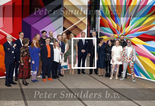 Amsterdam 18 april 2024
Contraprestatie
Koning Felipe en Koningin Letizia bieden het Koninklijk Paar een receptie aan in Museum STRAAT in Amsterdam. Hierbij is ook de Prinses van Oranje aanwezig. Tijdens de receptie openen de Koninklijke Paren een expositie van tien Spaanse en Nederlandse muurschilders. De tentoonstelling is tot en met 2 juni te bezoeken. Na de receptie neemt het Koninklijk Paar afscheid van de Spaanse Koning en Koningin. Aanwezig Koning Felipe Koningin Letizia Koning Willem Alexnader Koningin Maxima Prinses Amalia Prinses Margriet en Mr Pieter v Vollenhoven.