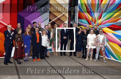 Amsterdam 18 april 2024
Contraprestatie
Koning Felipe en Koningin Letizia bieden het Koninklijk Paar een receptie aan in Museum STRAAT in Amsterdam. Hierbij is ook de Prinses van Oranje aanwezig. Tijdens de receptie openen de Koninklijke Paren een expositie van tien Spaanse en Nederlandse muurschilders. De tentoonstelling is tot en met 2 juni te bezoeken. Na de receptie neemt het Koninklijk Paar afscheid van de Spaanse Koning en Koningin. Aanwezig Koning Felipe Koningin Letizia Koning Willem Alexnader Koningin Maxima Prinses Amalia Prinses Margriet en Mr Pieter v Vollenhoven.