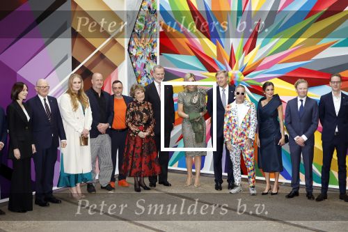 Amsterdam 18 april 2024
Contraprestatie
Koning Felipe en Koningin Letizia bieden het Koninklijk Paar een receptie aan in Museum STRAAT in Amsterdam. Hierbij is ook de Prinses van Oranje aanwezig. Tijdens de receptie openen de Koninklijke Paren een expositie van tien Spaanse en Nederlandse muurschilders. De tentoonstelling is tot en met 2 juni te bezoeken. Na de receptie neemt het Koninklijk Paar afscheid van de Spaanse Koning en Koningin. Aanwezig Koning Felipe Koningin Letizia Koning Willem Alexnader Koningin Maxima Prinses Amalia Prinses Margriet en Mr Pieter v Vollenhoven.