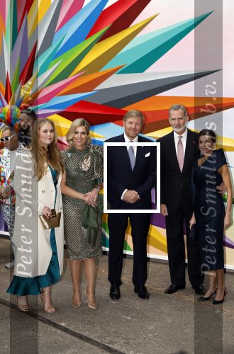 Amsterdam 18 april 2024
Contraprestatie
Koning Felipe en Koningin Letizia bieden het Koninklijk Paar een receptie aan in Museum STRAAT in Amsterdam. Hierbij is ook de Prinses van Oranje aanwezig. Tijdens de receptie openen de Koninklijke Paren een expositie van tien Spaanse en Nederlandse muurschilders. De tentoonstelling is tot en met 2 juni te bezoeken. Na de receptie neemt het Koninklijk Paar afscheid van de Spaanse Koning en Koningin. Aanwezig Koning Felipe Koningin Letizia Koning Willem Alexnader Koningin Maxima Prinses Amalia Prinses Margriet en Mr Pieter v Vollenhoven.