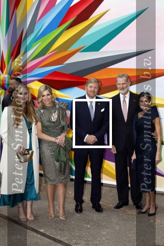 Amsterdam 18 april 2024
Contraprestatie
Koning Felipe en Koningin Letizia bieden het Koninklijk Paar een receptie aan in Museum STRAAT in Amsterdam. Hierbij is ook de Prinses van Oranje aanwezig. Tijdens de receptie openen de Koninklijke Paren een expositie van tien Spaanse en Nederlandse muurschilders. De tentoonstelling is tot en met 2 juni te bezoeken. Na de receptie neemt het Koninklijk Paar afscheid van de Spaanse Koning en Koningin. Aanwezig Koning Felipe Koningin Letizia Koning Willem Alexnader Koningin Maxima Prinses Amalia Prinses Margriet en Mr Pieter v Vollenhoven.