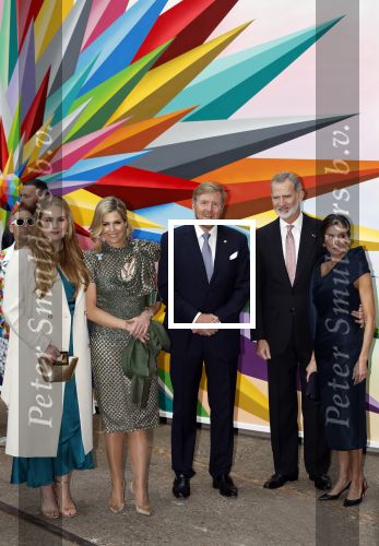 Amsterdam 18 april 2024
Contraprestatie
Koning Felipe en Koningin Letizia bieden het Koninklijk Paar een receptie aan in Museum STRAAT in Amsterdam. Hierbij is ook de Prinses van Oranje aanwezig. Tijdens de receptie openen de Koninklijke Paren een expositie van tien Spaanse en Nederlandse muurschilders. De tentoonstelling is tot en met 2 juni te bezoeken. Na de receptie neemt het Koninklijk Paar afscheid van de Spaanse Koning en Koningin. Aanwezig Koning Felipe Koningin Letizia Koning Willem Alexnader Koningin Maxima Prinses Amalia Prinses Margriet en Mr Pieter v Vollenhoven.