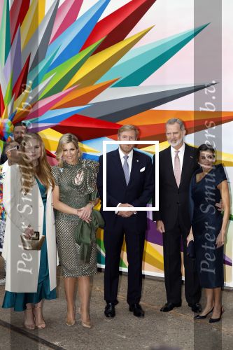 Amsterdam 18 april 2024
Contraprestatie
Koning Felipe en Koningin Letizia bieden het Koninklijk Paar een receptie aan in Museum STRAAT in Amsterdam. Hierbij is ook de Prinses van Oranje aanwezig. Tijdens de receptie openen de Koninklijke Paren een expositie van tien Spaanse en Nederlandse muurschilders. De tentoonstelling is tot en met 2 juni te bezoeken. Na de receptie neemt het Koninklijk Paar afscheid van de Spaanse Koning en Koningin. Aanwezig Koning Felipe Koningin Letizia Koning Willem Alexnader Koningin Maxima Prinses Amalia Prinses Margriet en Mr Pieter v Vollenhoven.