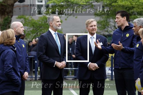 Amsterdam 17 april 2024
Staatsbezoek Nederland - Spanje met Koning Willem Alexander Koningin Maxima Koning Filipe en Koningin Letizia van Spanje aan Nederland . Koning Willem Alexander en Koning Felipe bezoeken Cruyff court in betondorp . oa aanwezig Jordy Cruijff Susila Cruijff Frank Rijkaard en Guus Hiddink.