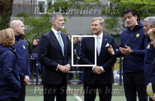 Amsterdam 17 april 2024
Staatsbezoek Nederland - Spanje met Koning Willem Alexander Koningin Maxima Koning Filipe en Koningin Letizia van Spanje aan Nederland . Koning Willem Alexander en Koning Felipe bezoeken Cruyff court in betondorp . oa aanwezig Jordy Cruijff Susila Cruijff Frank Rijkaard en Guus Hiddink.