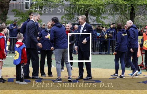 Amsterdam 17 april 2024
Staatsbezoek Nederland - Spanje met Koning Willem Alexander Koningin Maxima Koning Filipe en Koningin Letizia van Spanje aan Nederland . Koning Willem Alexander en Koning Felipe bezoeken Cruyff court in betondorp . oa aanwezig Jordy Cruijff Susila Cruijff Frank Rijkaard en Guus Hiddink.