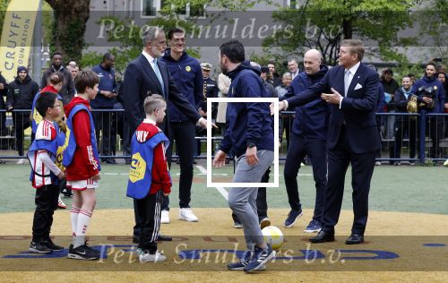 Amsterdam 17 april 2024
Staatsbezoek Nederland - Spanje met Koning Willem Alexander Koningin Maxima Koning Filipe en Koningin Letizia van Spanje aan Nederland . Koning Willem Alexander en Koning Felipe bezoeken Cruyff court in betondorp . oa aanwezig Jordy Cruijff Susila Cruijff Frank Rijkaard en Guus Hiddink.